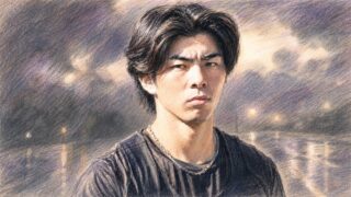 色鉛筆とパステルで描かれた、夜の川辺に立つ若い男性のイラスト