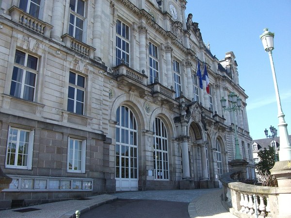 フランスの三色旗が掲げられたリモージュ市庁舎の正面