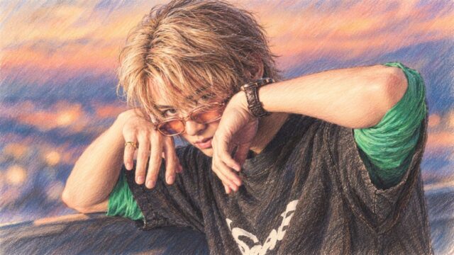 髙橋海人のソロ名義KAITOの記事のアイキャッチ｜夕焼けを背にサングラスをかけた男性の色鉛筆風イラスト
