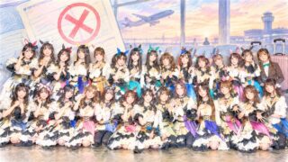 空港で並ぶウマ娘の出演者たちと、ビザの書類を描いた色鉛筆風のイラスト