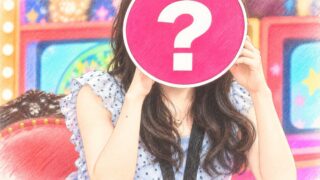 水曜日のダウンタウンのスタジオで、ピンク色の「？」の札で顔を隠している隠しゲストの女性のイラスト